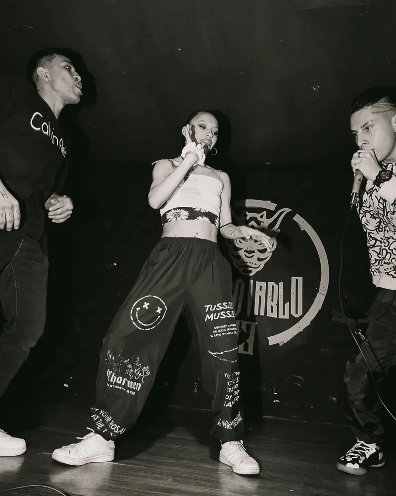 Artistas de música urbana en un ambiente de cultura callejera